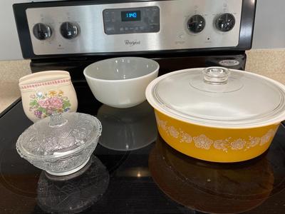 Round vintage Pyrex casserole & misc