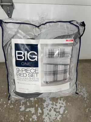 Queen bedding set (NIB)