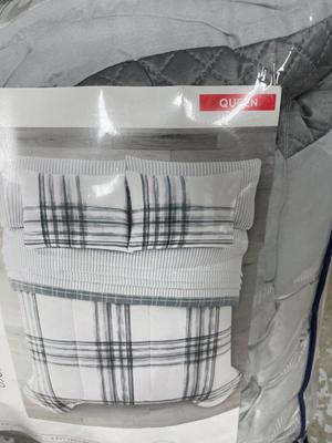 Queen bedding set (NIB)