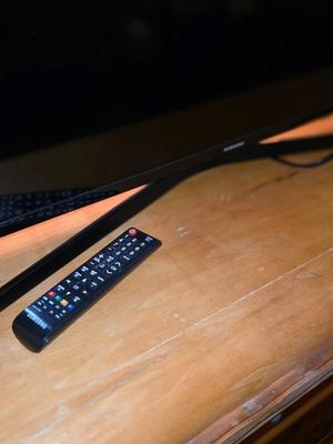 Samsung 40 inch smart tv with remote