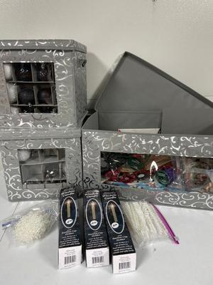 Black and white Christmas decorations with totes