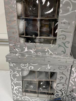 Black and white Christmas decorations with totes