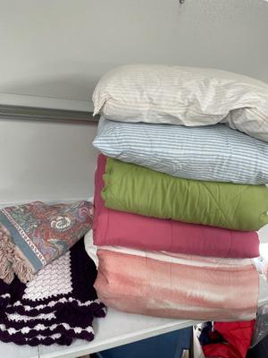 Queen blankets, pillows, and throws