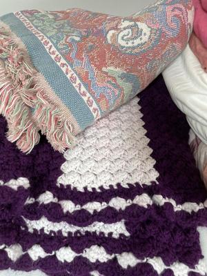 Queen blankets, pillows, and throws