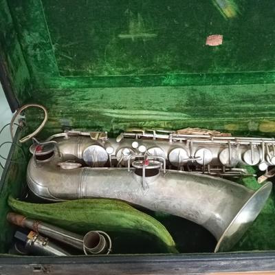LOT 6: C.G. Conn Alto 1119954 Elkhart, Indiana 1917 Saxophone with Case & Accessories