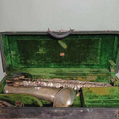 LOT 6: C.G. Conn Alto 1119954 Elkhart, Indiana 1917 Saxophone with Case & Accessories
