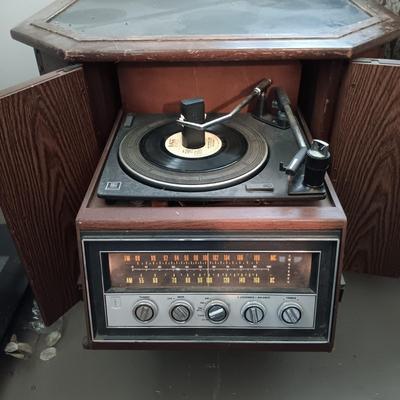 LOT 12: Magnavox Stereo/Record Player Octagon Side Table