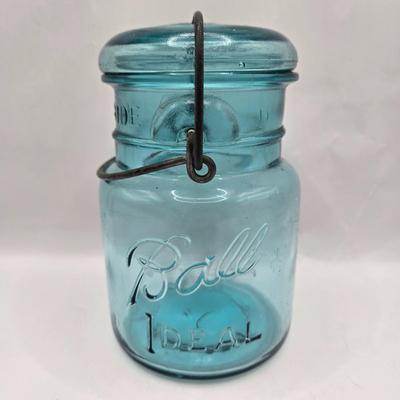 LOT 31: Vintage Atlas, Ball, and Banner Canning Jars