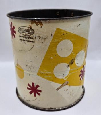 LOT 40: Vintage American Family Kitchen Scale, Androck Flour Sifter, Pennsylvania Dutch Peanut Crunch Tin & More