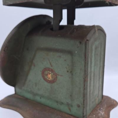 LOT 40: Vintage American Family Kitchen Scale, Androck Flour Sifter, Pennsylvania Dutch Peanut Crunch Tin & More