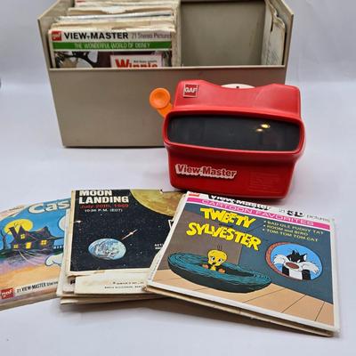 LOT 110: Vintage View Master with Multiple Discs in Case