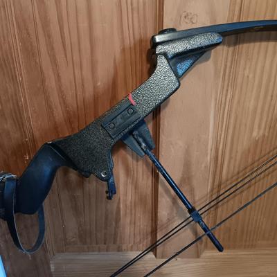 LOT 136: York S-T-O Compound Bow
