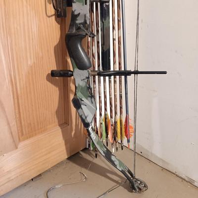 LOT 137: PSE Thunder Flite Express Compound Bow
