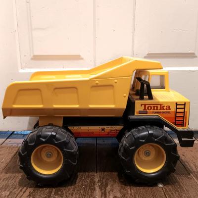 LOT 168: Vintage Metal Tonka Mighty Tonka Dump Trunk & Excavator