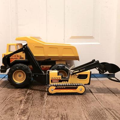 LOT 168: Vintage Metal Tonka Mighty Tonka Dump Trunk & Excavator