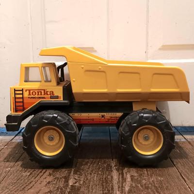 LOT 168: Vintage Metal Tonka Mighty Tonka Dump Trunk & Excavator