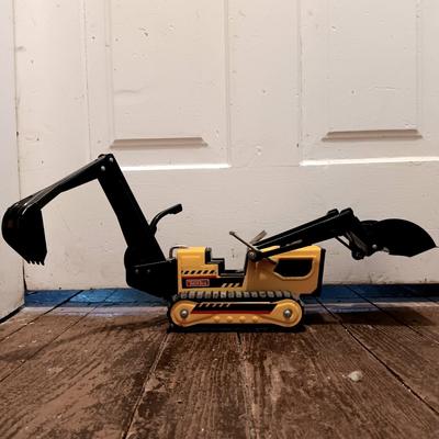 LOT 168: Vintage Metal Tonka Mighty Tonka Dump Trunk & Excavator