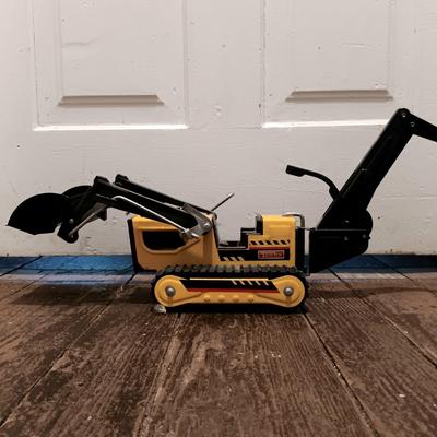 LOT 168: Vintage Metal Tonka Mighty Tonka Dump Trunk & Excavator