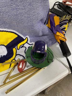 Vikings package with tote