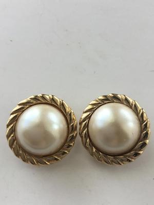 Gold tone round vintage clip on beautiful earrings