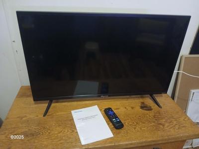 Hisense Flat Screen Smart TV with Remote - Roku TV - 32"