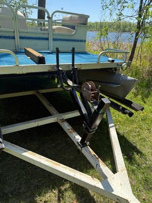 1978 Weeres 20ft pontoon with Trailer. NEEDS REPAIRS, NO TITLE