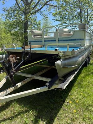 1978 Weeres 20ft pontoon with Trailer. NEEDS REPAIRS, NO TITLE