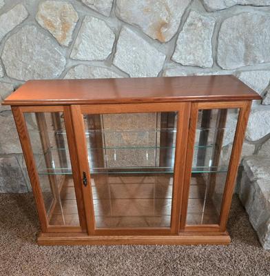 LOT 58F: Lighted Pulaski Curio Console wit Glass Shelving