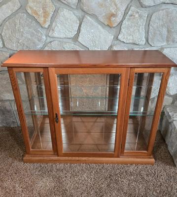 LOT 58F: Lighted Pulaski Curio Console wit Glass Shelving