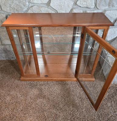 LOT 58F: Lighted Pulaski Curio Console wit Glass Shelving