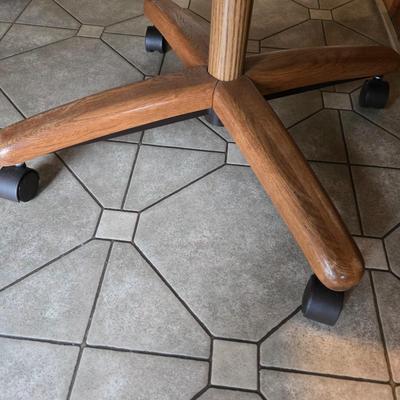 LOT Wooden Kitchen Table With 4 Chairs on Coasters