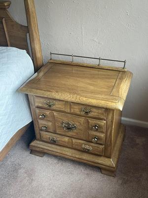 LOT 81W: Oak Bedroom Furniture - Four-Post Queen Bed and Two Bedside Nightstands