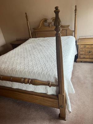 LOT 81W: Oak Bedroom Furniture - Four-Post Queen Bed and Two Bedside Nightstands