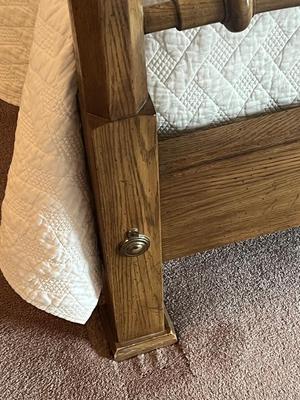 LOT 81W: Oak Bedroom Furniture - Four-Post Queen Bed and Two Bedside Nightstands