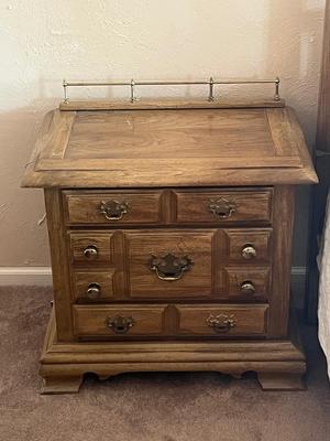 LOT 81W: Oak Bedroom Furniture - Four-Post Queen Bed and Two Bedside Nightstands