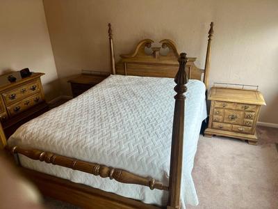 LOT 81W: Oak Bedroom Furniture - Four-Post Queen Bed and Two Bedside Nightstands