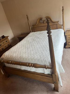 LOT 81W: Oak Bedroom Furniture - Four-Post Queen Bed and Two Bedside Nightstands