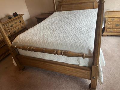 LOT 81W: Oak Bedroom Furniture - Four-Post Queen Bed and Two Bedside Nightstands