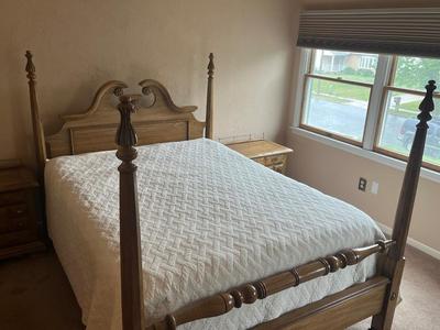 LOT 81W: Oak Bedroom Furniture - Four-Post Queen Bed and Two Bedside Nightstands