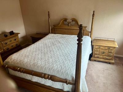 LOT 81W: Oak Bedroom Furniture - Four-Post Queen Bed and Two Bedside Nightstands