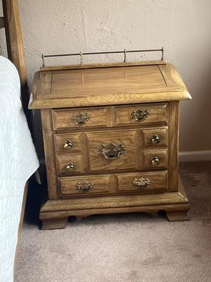LOT 81W: Oak Bedroom Furniture - Four-Post Queen Bed and Two Bedside Nightstands