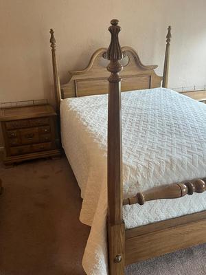 LOT 81W: Oak Bedroom Furniture - Four-Post Queen Bed and Two Bedside Nightstands