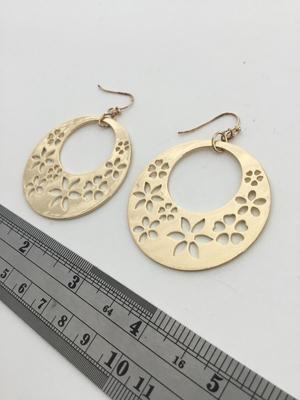 Unmarked gold tone hoop earrings