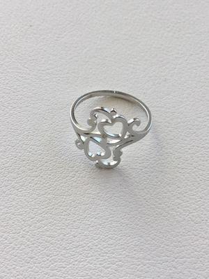 Beautiful unmarked heart fashion ring