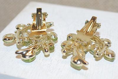 VINTAGE Light "Green Grape Bunch" Stones Earrings Set (1½") with 7 Tiny Faux Pearls with a Snap Clasp -- NOTE: ONE Faux...
