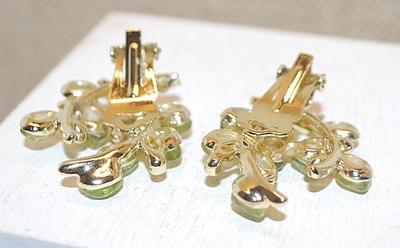 VINTAGE Light "Green Grape Bunch" Stones Earrings Set (1½") with 7 Tiny Faux Pearls with a Snap Clasp -- NOTE: ONE Faux...