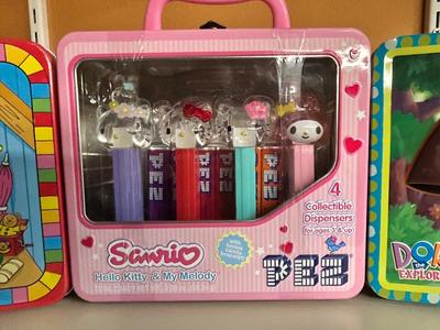 DORA THE EXPLORER, ARTHUR LJNCH TINS AND HELLO KITTY PEZ TIN