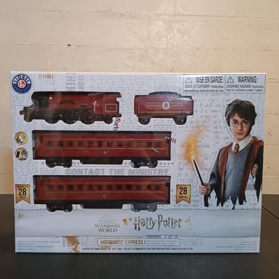 LOT 41: Lionel Trains Harry Potter Hogwarts Express 28-Pc Train Set