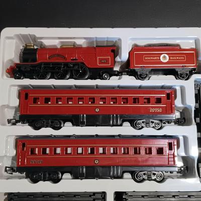 LOT 41: Lionel Trains Harry Potter Hogwarts Express 28-Pc Train Set