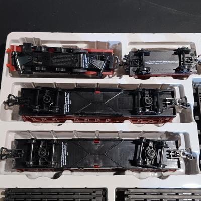LOT 41: Lionel Trains Harry Potter Hogwarts Express 28-Pc Train Set